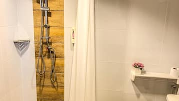 Deluxe kamer | Badkamer | Een douche, een regendouche, gratis toiletartikelen, handdoeken