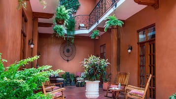 Double Queen Suite | ํ
๋ผ์ค/ํํฐ์ค