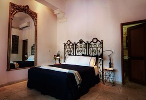 Executive suite, bijgebouw (Queen) | Luxe beddengoed, een kluis op de kamer, een strijkplank/strijkijzer