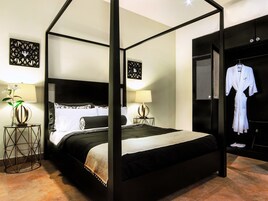 Double Queen Suite | Ropa de cama de alta calidad, caja fuerte, tabla de planchar con plancha