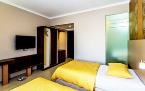 Deluxe Twin Room, 2 Twin Beds | Desk, blackout drapes, free WiFi - Andelir Hotel (Bandung)