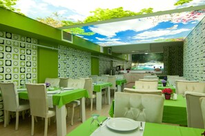 朝食 (ビュッフェ)、毎日提供 (無料)