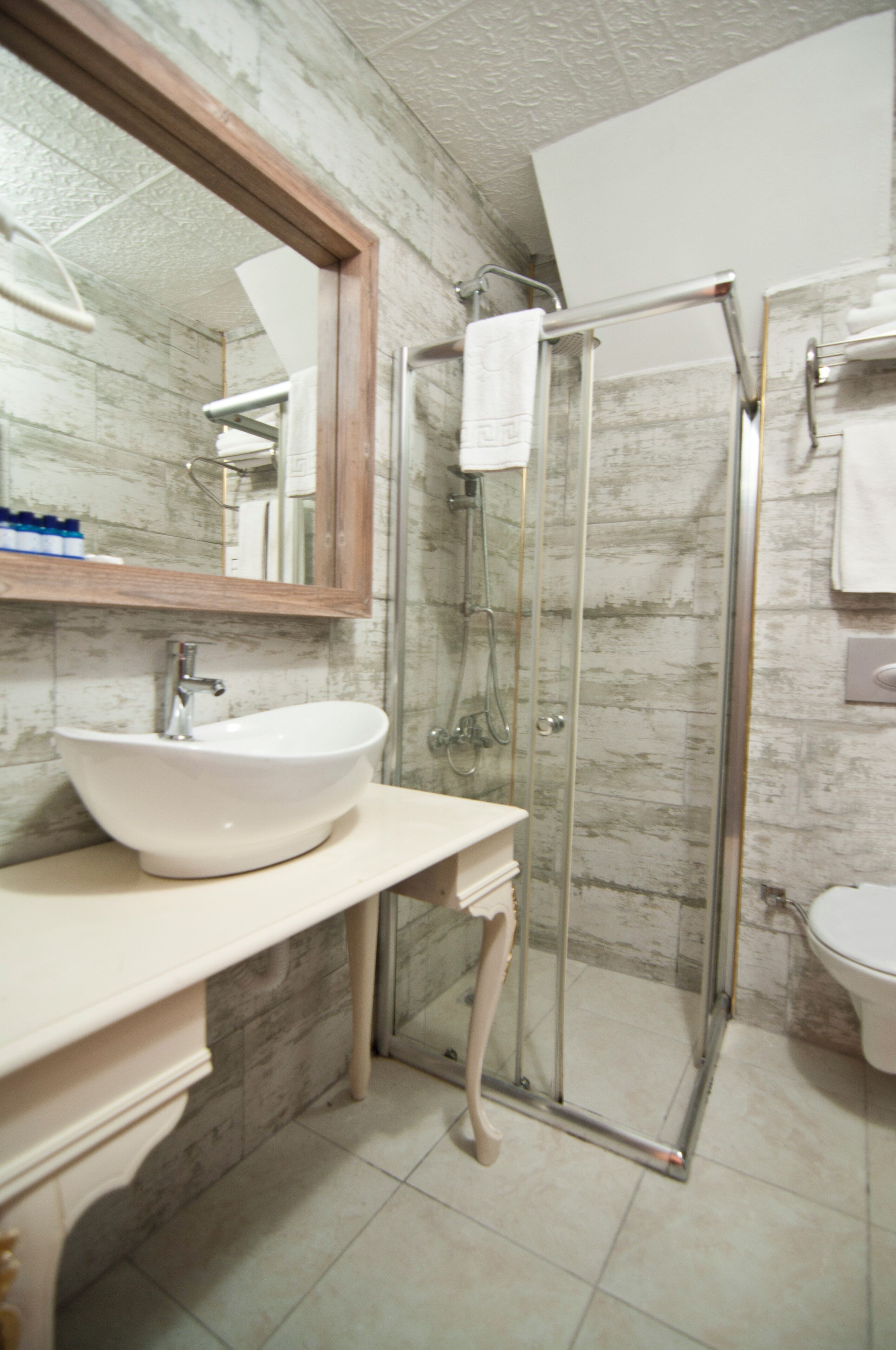 Camera Economy | Bagno | Asciugacapelli, pantofole, asciugamani, sapone