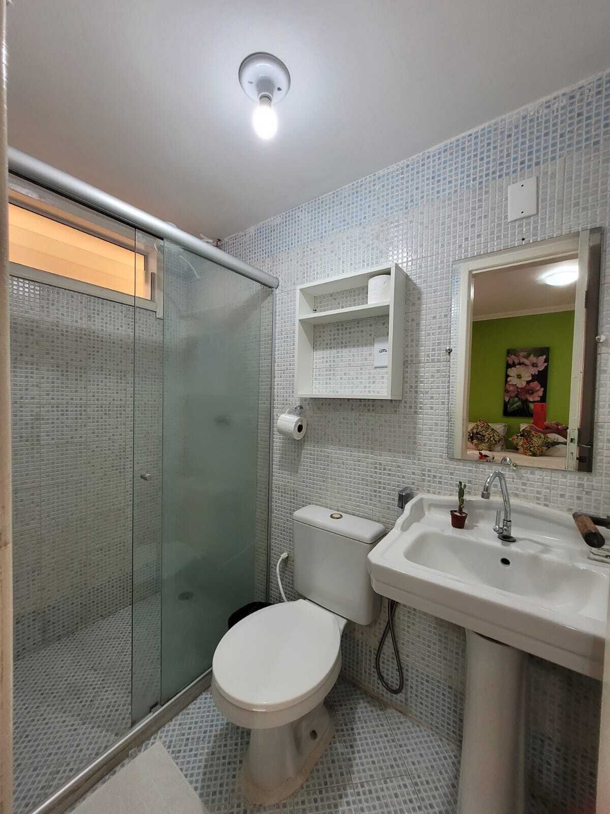Ducha, artículos de tocador gratuitos, toallas