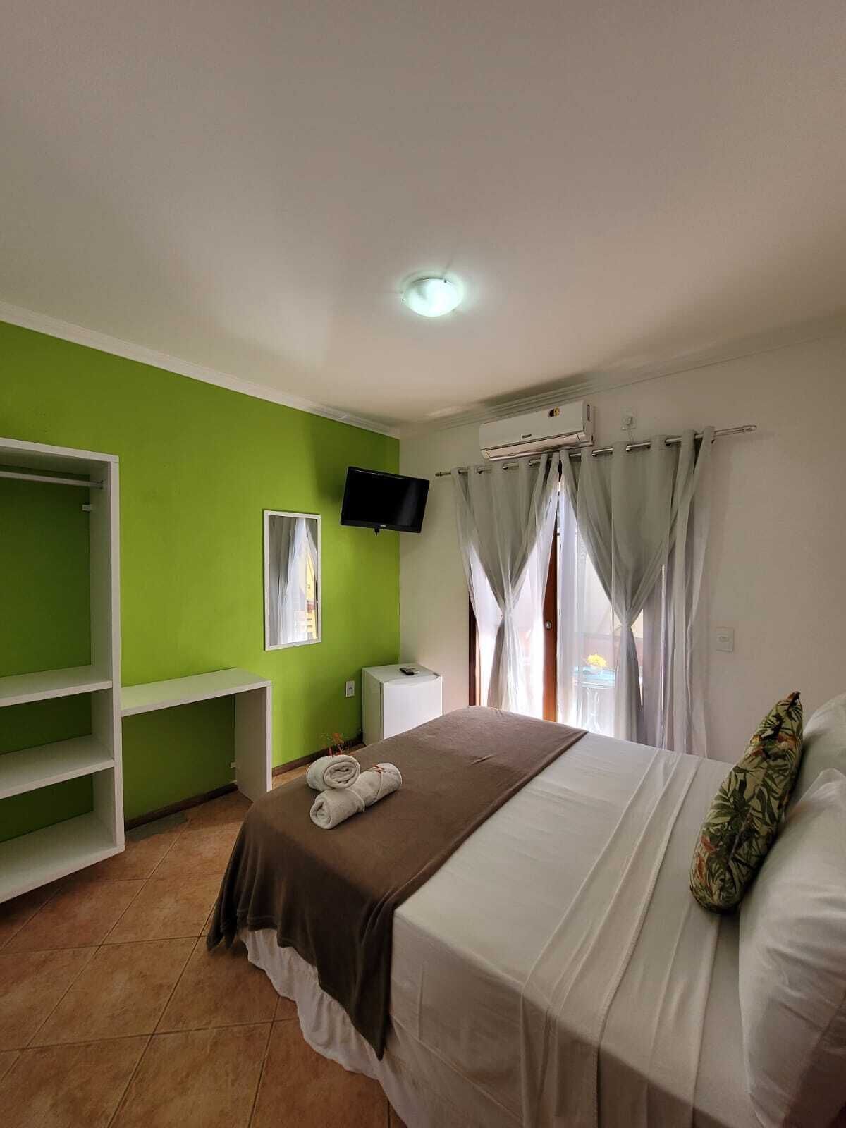 Frigobar, cortinas blackout, Wi-Fi de cortesia, roupa de cama