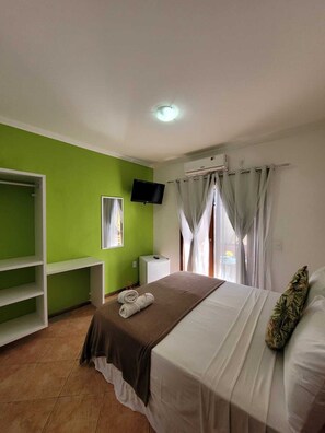 Minibar, blackout drapes, free WiFi, bed sheets - Pousada Michele (Cairu)