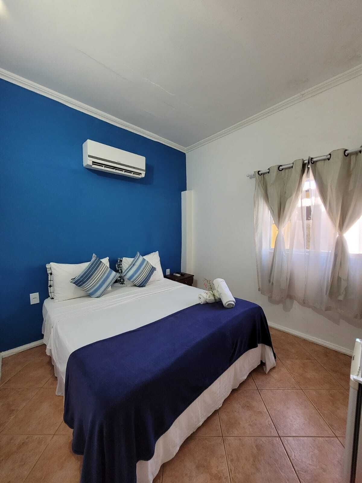 Frigobar, cortinas blackout, Wi-Fi de cortesia, roupa de cama