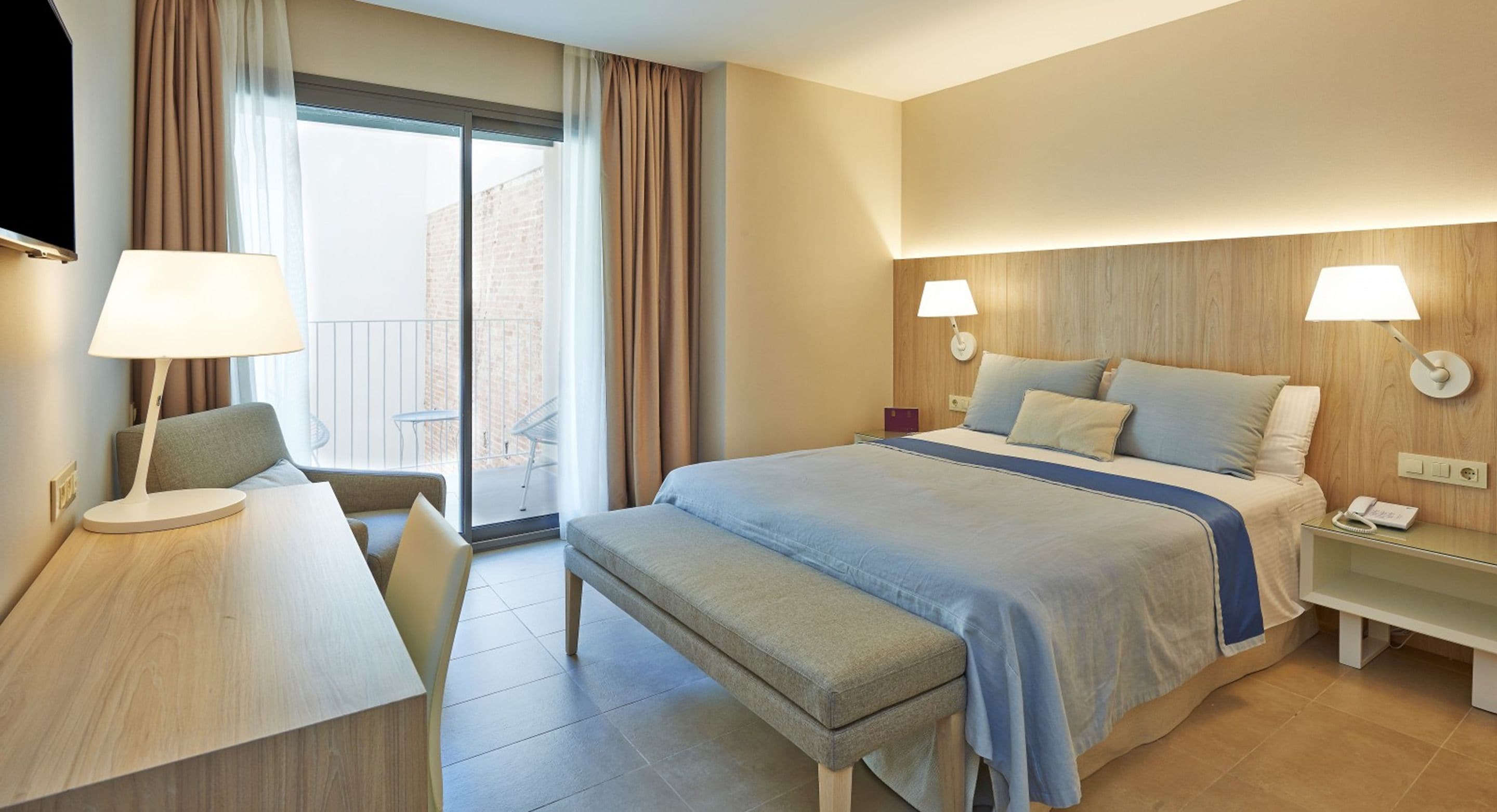 executive double room, 1 double bed, non smoking, ensuite | in-room safe, desk, laptop workspace, iron/ironing board