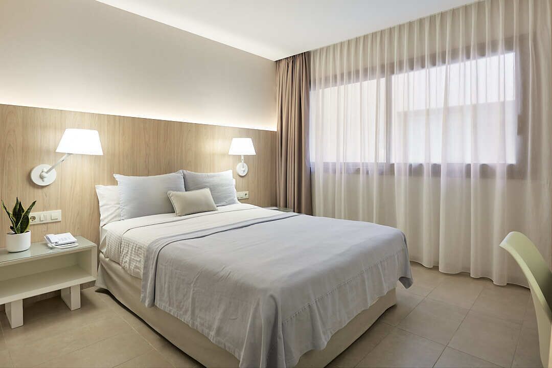 standard double room, 1 double bed, non smoking | in-room safe, desk, laptop workspace, iron/ironing board