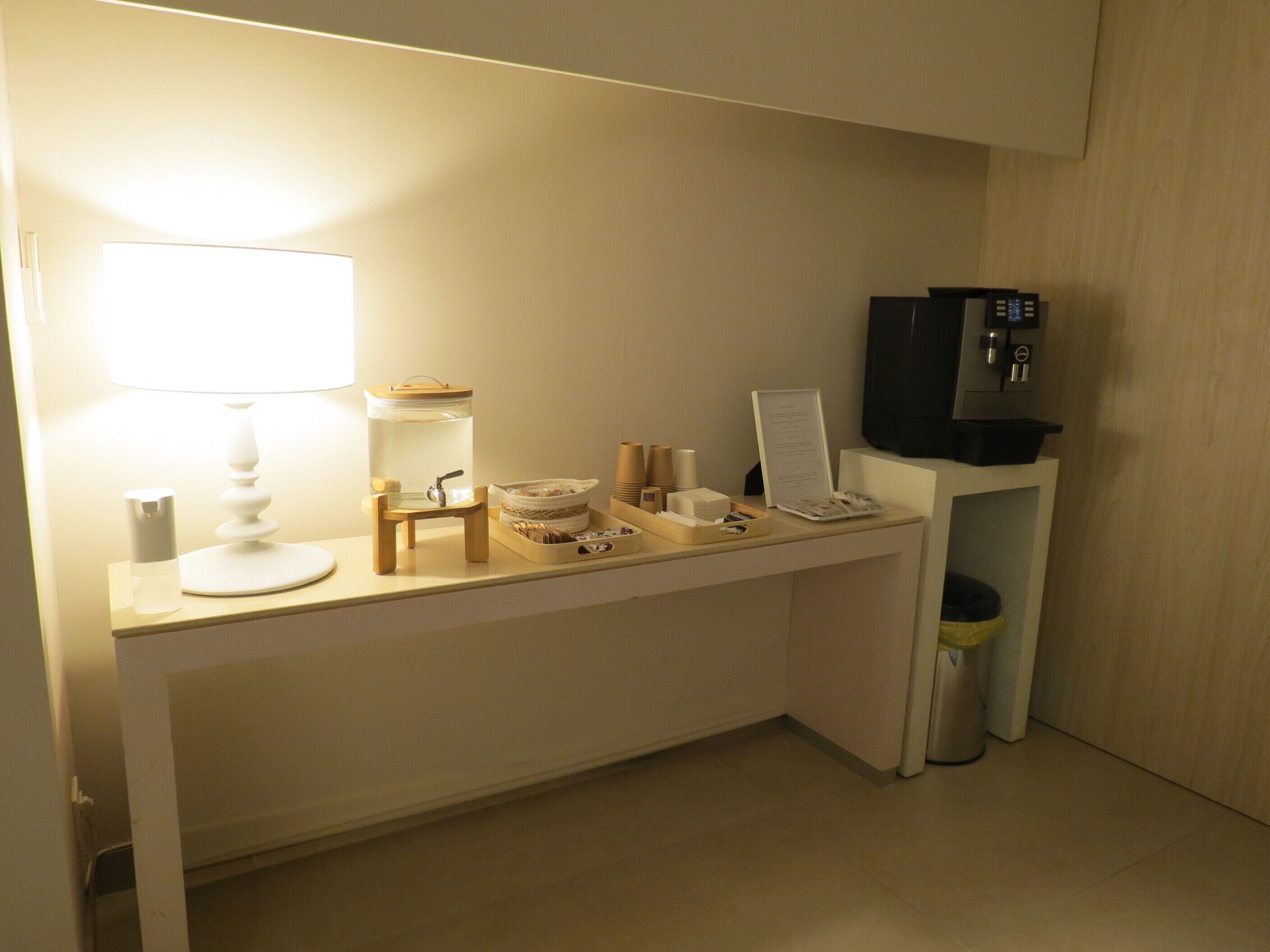 32-inch flat-screen tv with digital channels, tv