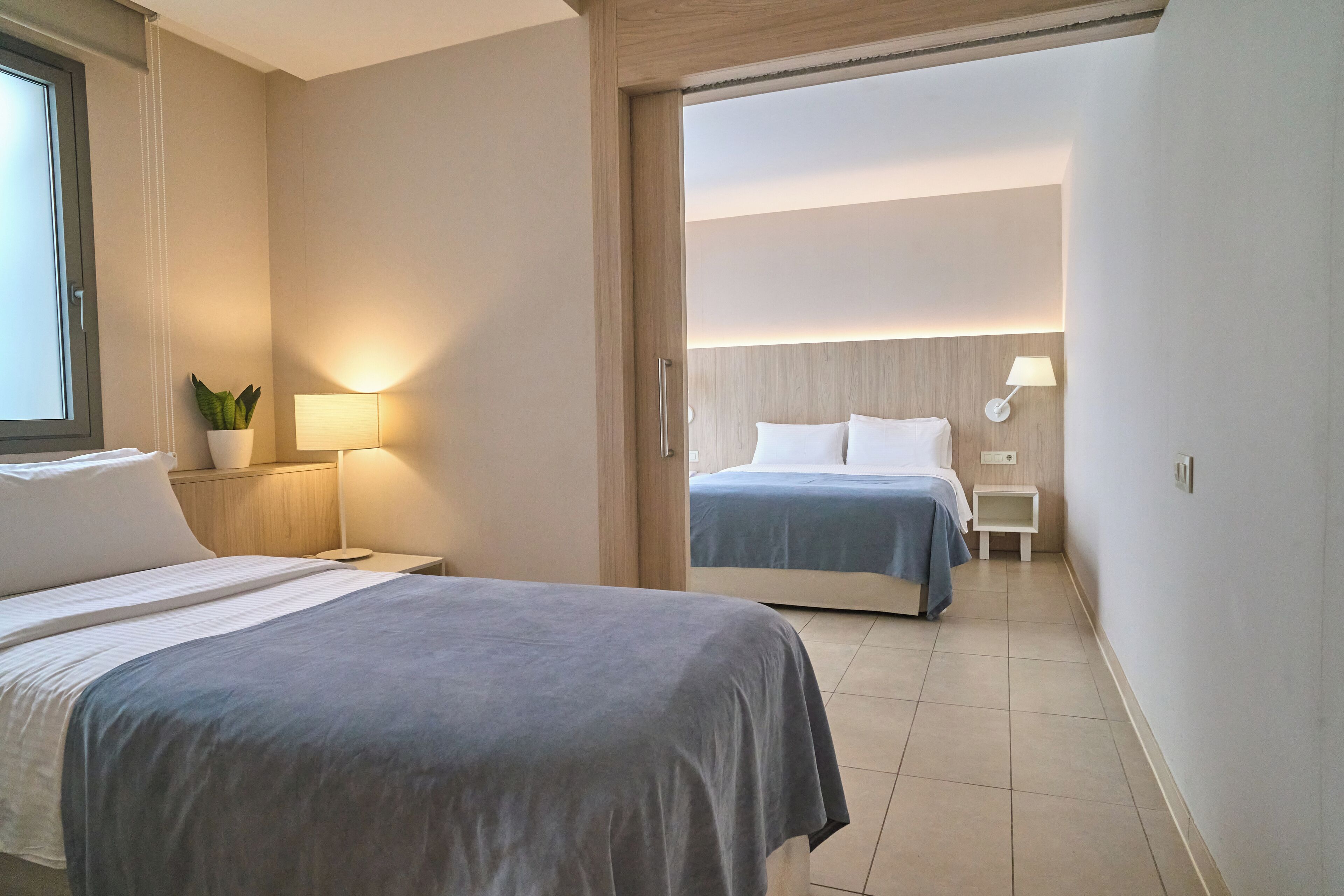 Tremannsrom – familie | Safe på rommet, skrivebord og skrivebord for bærbar PC