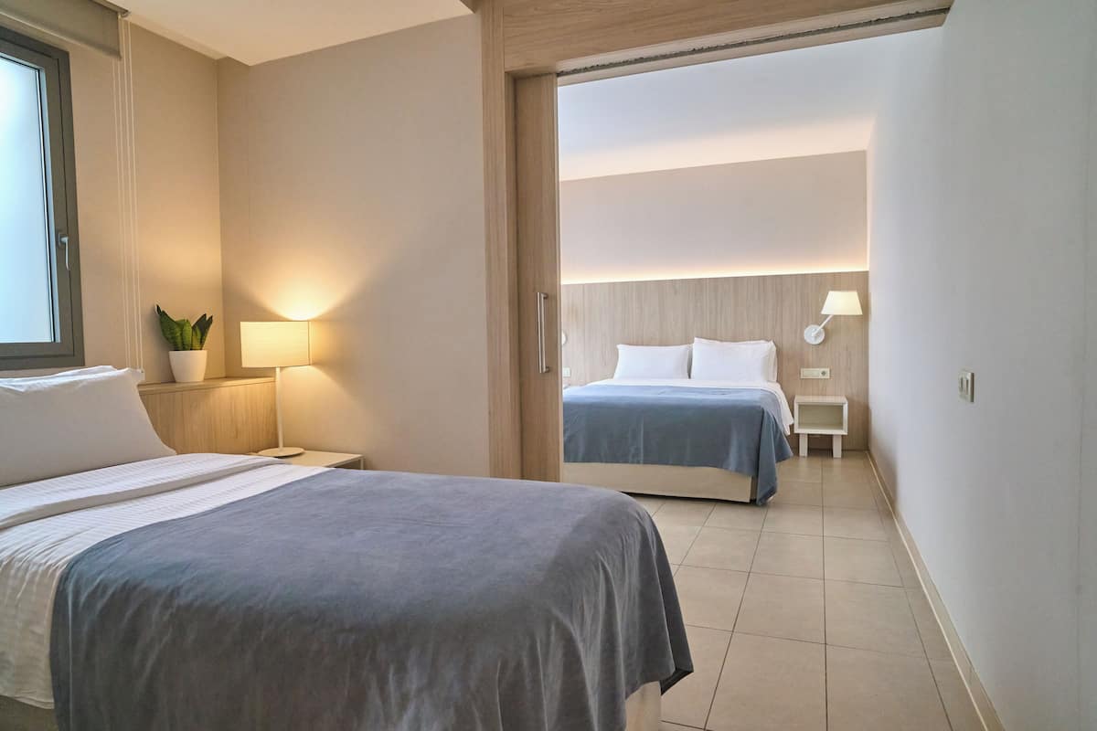 Tremannsrom – familie | Safe på rommet, skrivebord og skrivebord for bærbar PC