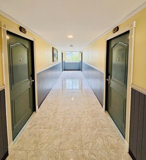 Espacio para trabajar con laptop, cortinas blackout y wifi gratis 