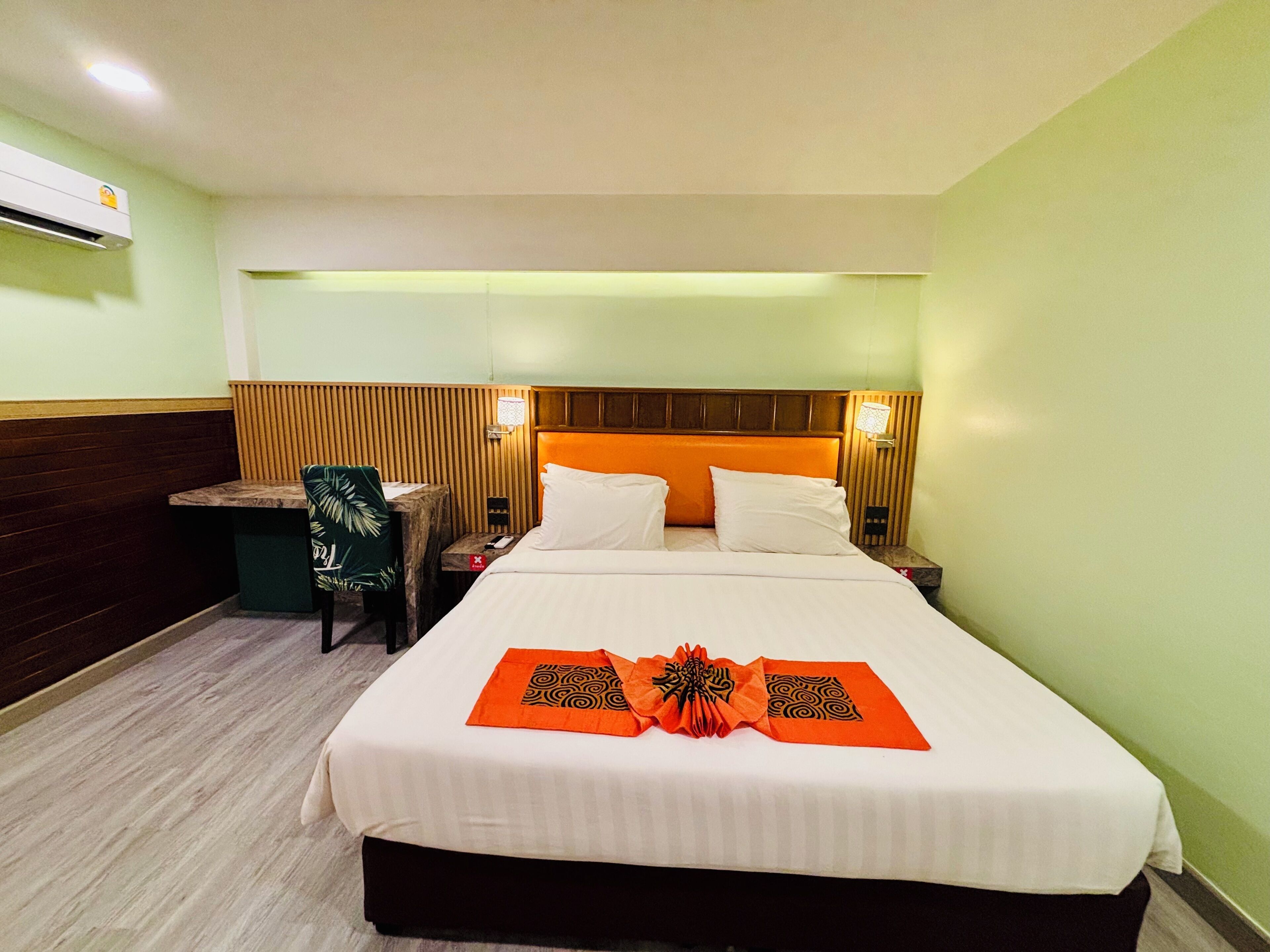 Deluxe - King | Ruang kerja ramah laptop, tirai kedap cahaya, dan Wi-Fi gratis