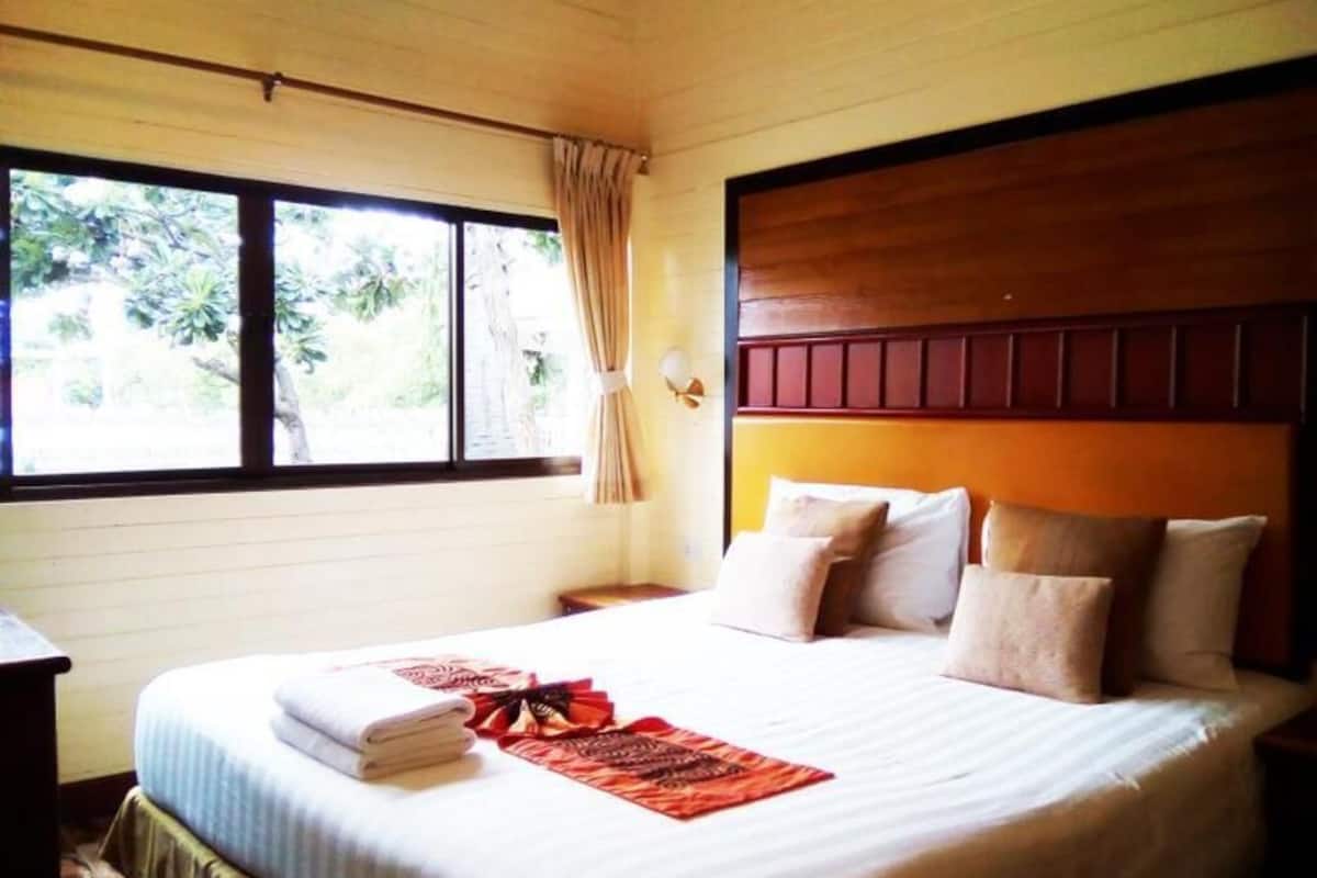 Laptop workspace, blackout drapes, free WiFi, bed sheets