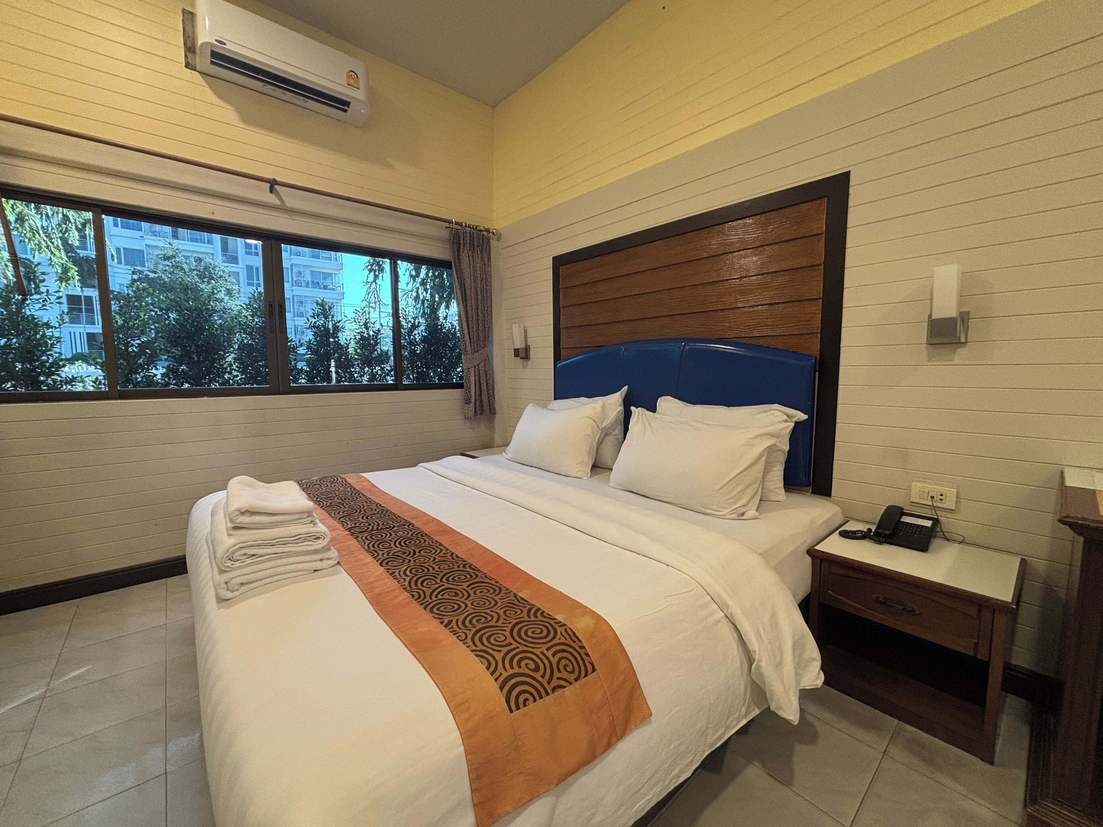 Economy - King | Ruang kerja ramah laptop, tirai kedap cahaya, dan Wi-Fi gratis