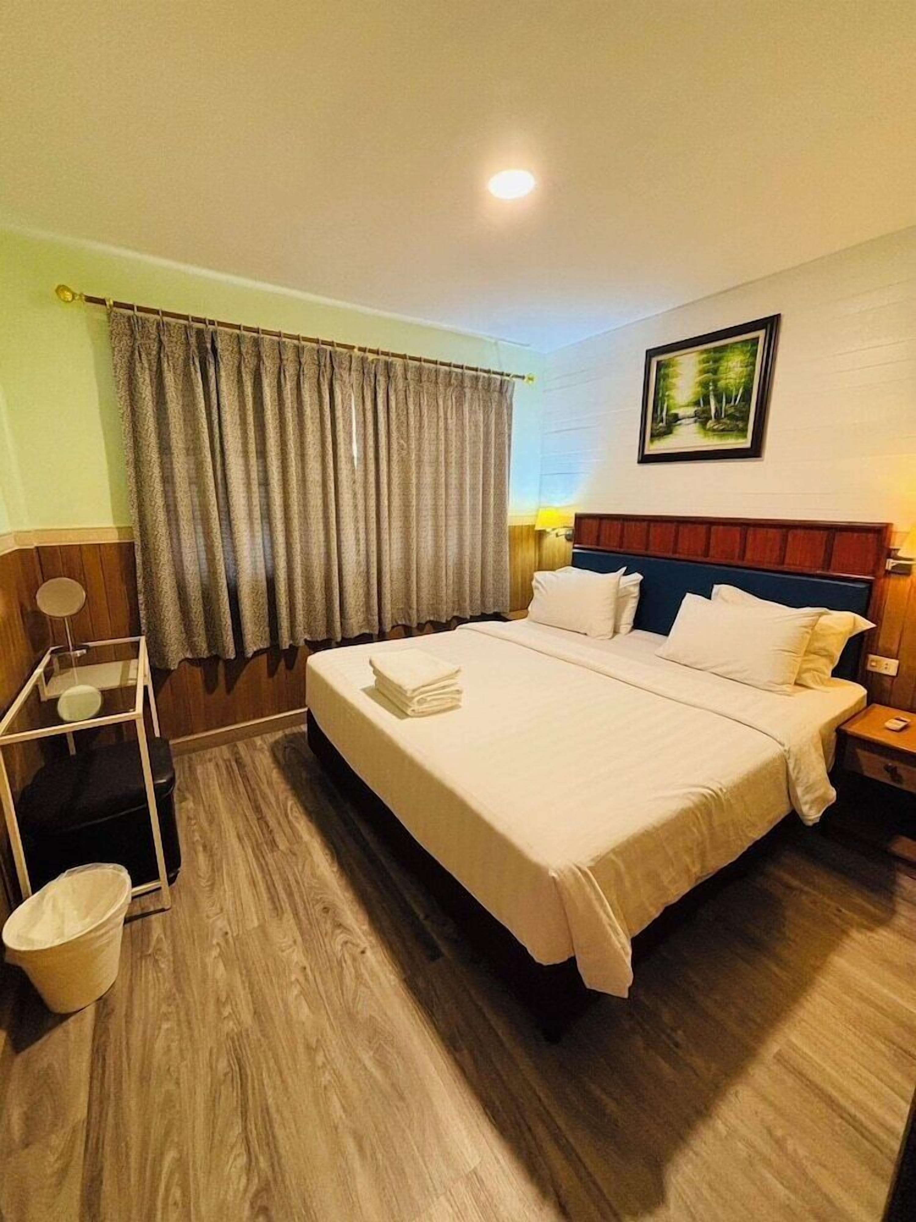 Laptop workspace, blackout drapes, free WiFi, bed sheets