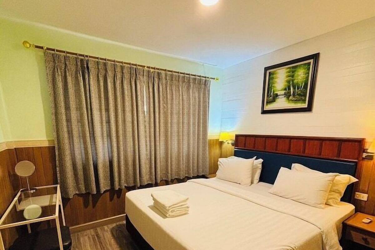 Laptop workspace, blackout drapes, free WiFi, bed sheets