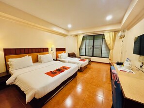 Laptop workspace, blackout curtains, free WiFi, bed sheets - Ban Chanchay (Hua Hin)