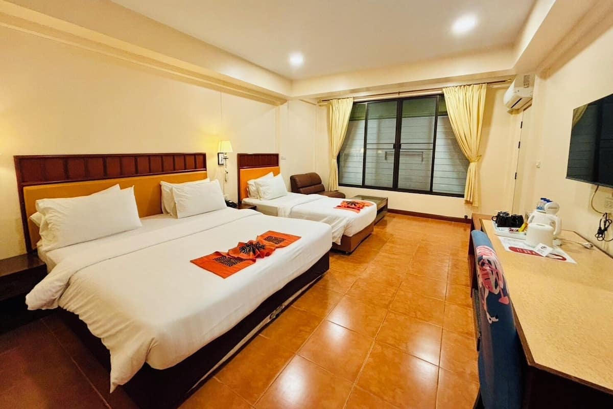 Triple | Espacio para trabajar con un portátil, cortinas opacas, wifi gratis