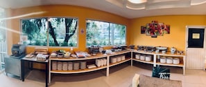 Café da manhã com buffet todos os dias mediante uma taxa