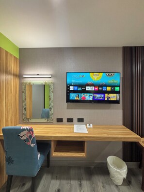 Espacio para trabajar con laptop, cortinas blackout y wifi gratis 