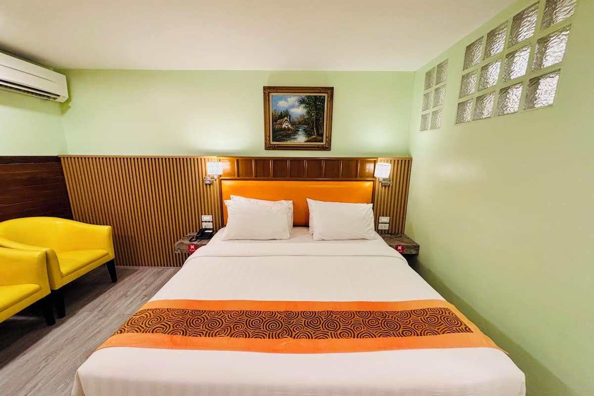Superior - King | Laptop workspace, blackout drapes, WiFi (free), bed sheets