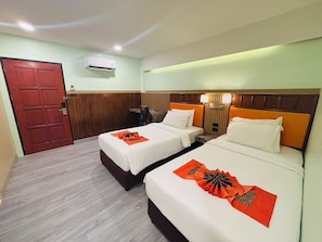 Deluxe - Twin | Espacio para trabajar con un portátil, cortinas opacas, wifi gratis