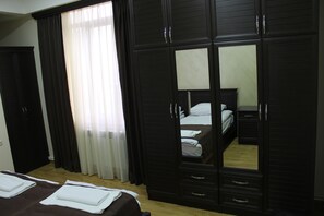 ห้องสแตนดาร์ดทวิน | บริเวณนั่งเล่น | ทีวีจอแอลอีดี