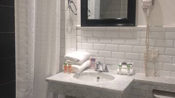 Basic Single Room, 1 King Bed, Accessible | Bathroom | Combined shower/tub, free toiletries, hair dryer, towels