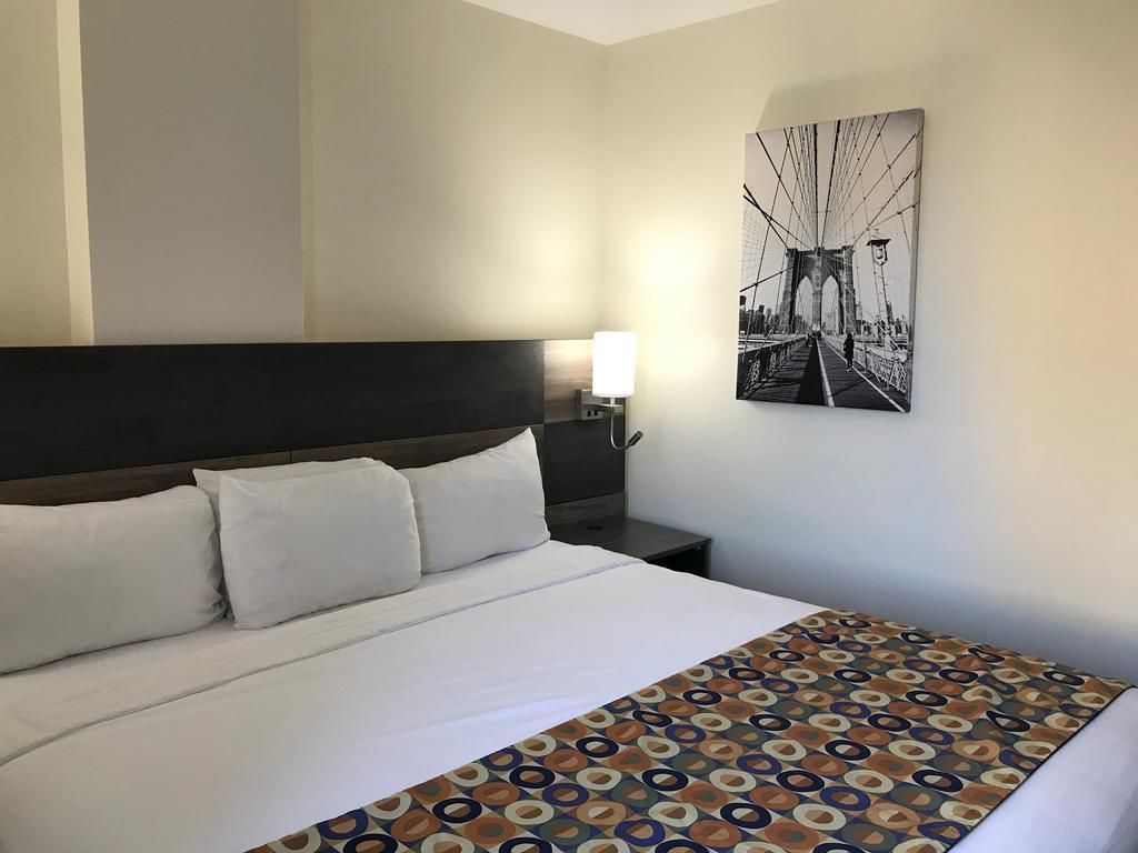 Phòng đơn cơ bản, 1 giường cỡ king, phù hợp cho người khuyết tật | Bàn, màn/rèm cản sáng, bàn ủi/dụng cụ ủi quần áo 