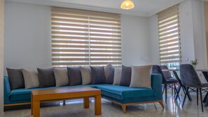 Chambre, 2 chambres | Aire de séjour | Téléviseur ACL