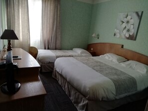 Triple Room | Premium bedding, Select Comfort beds, desk, iron/ironing board - Le Chalet Fleuri (Chauvigny)