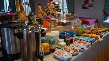 Desayuno buffet diario (EUR 8.00 por persona)