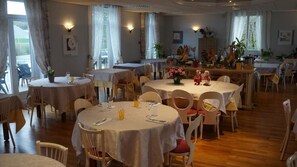 Serveert diner, Franse gerechten, openlucht dineren 