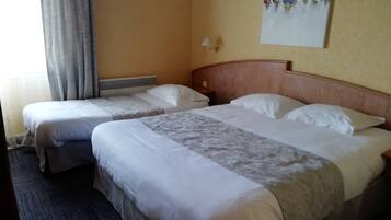 Familiekamer | Luxe beddengoed, Select Comfort-bedden, een bureau