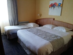 Family Room | Premium bedding, Select Comfort beds, desk, iron/ironing board - Le Chalet Fleuri (Chauvigny)