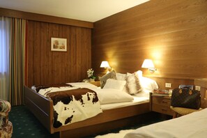 ห้องแฟมิลี่ | ตู้นิรภัยในห้องพัก, ตกแต่งพิเศษโดยเฉพาะ, โต๊ะทำงาน, ผ้าม่านกันแสง