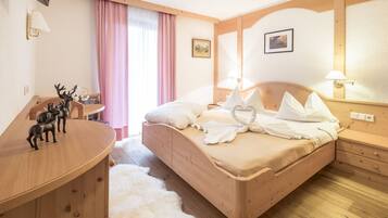 Klassieke tweepersoonskamer | Een kluis op de kamer, individueel gemeubileerd, een bureau