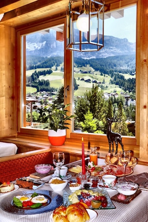 Free daily buffet breakfast