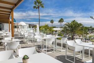 4 restaurants; breakfast, lunch and dinner served 