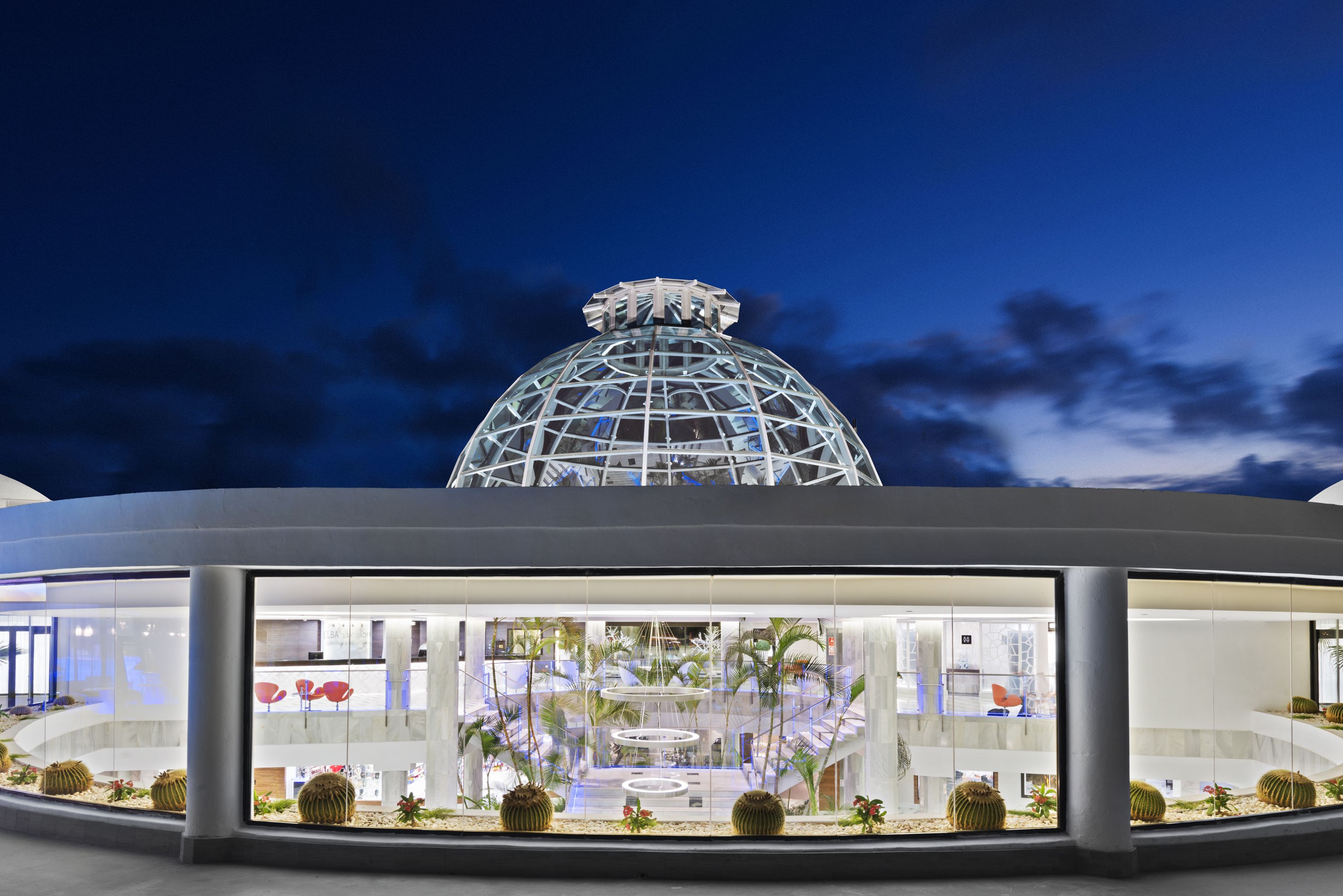 Facciata della struttura - sera/notte