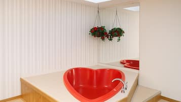 Suite, 1 King Bed | Free WiFi, bed sheets