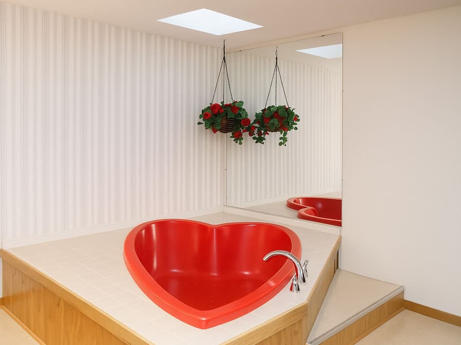 Suite, 1 King Bed | Free WiFi, bed sheets