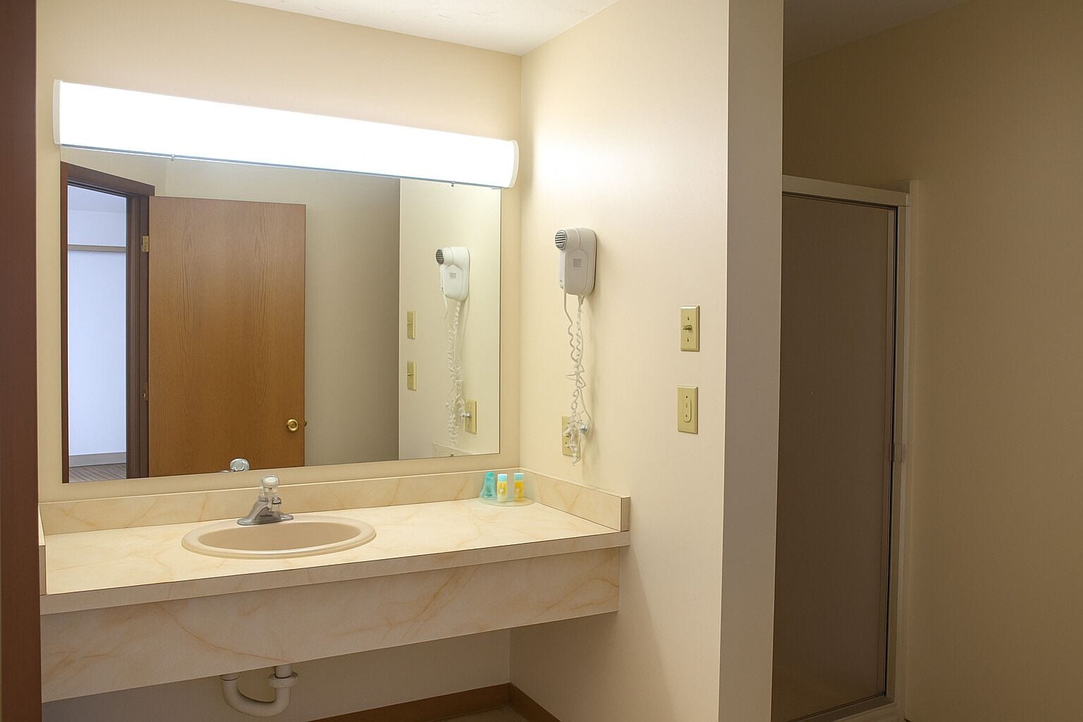 Suite, 1 Tempat Tidur King | Kamar mandi | Kombinasi shower/bathtub dan perlengkapan mandi gratis