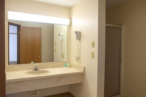 Suite, 1 kingsize bed | Badkamer | Een bad/douchecombinatie, gratis toiletartikelen, een haardroger