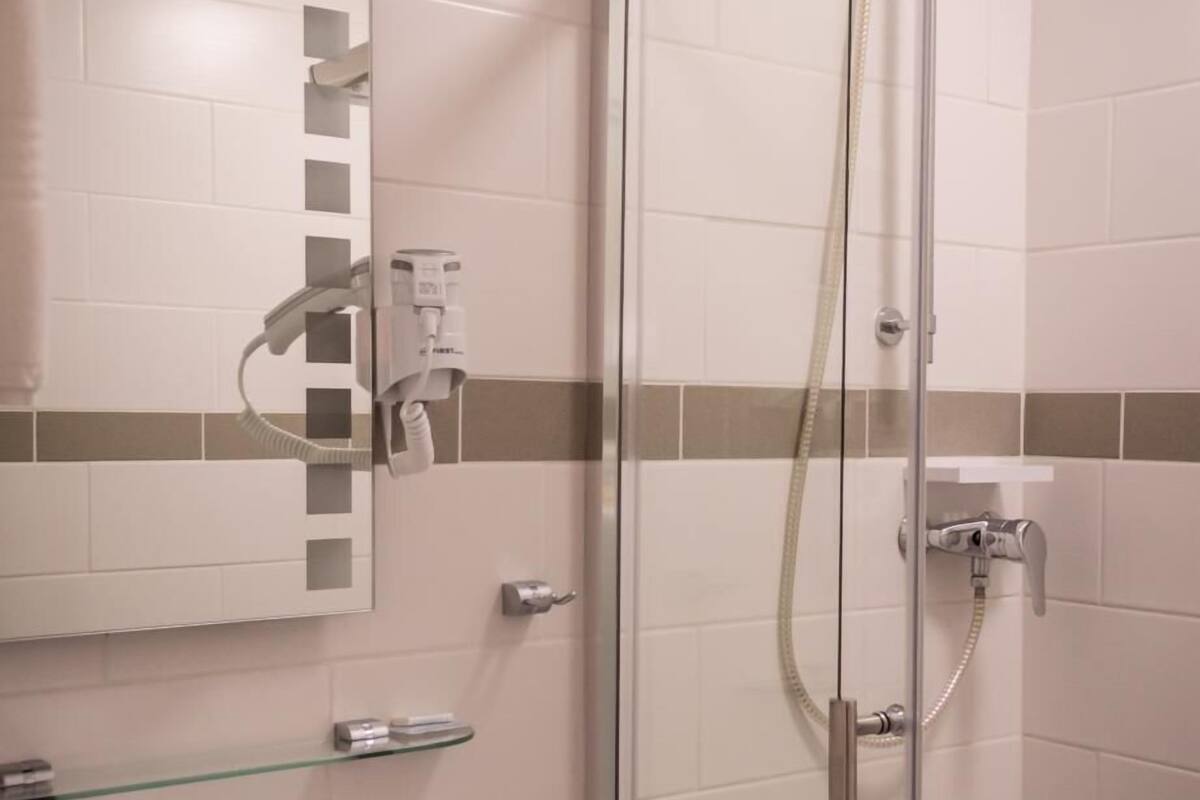 shower, free toiletries, hair dryer, towels