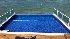Une piscine avec vue sur l’océan.