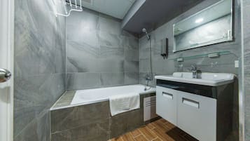 Deluxe-Vierbettzimmer, Badewanne, Stadtblick | Badezimmer