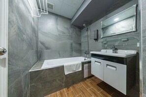 Quadrupla Deluxe, vasca da bagno, vista città | Bagno | Combinazione doccia/vasca, soffione a pioggia, set di cortesia gratuito